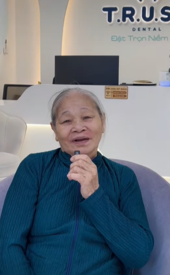 Nụ cười rạng rỡ trên môi của bà 